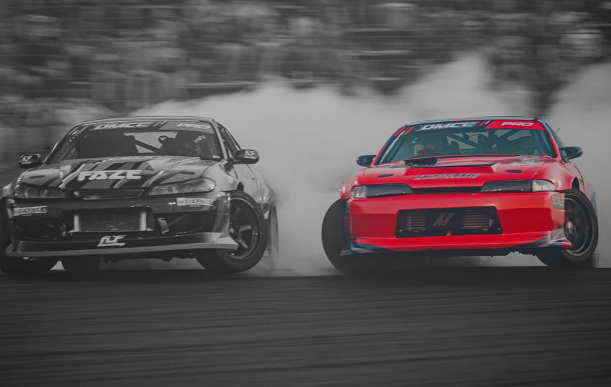 Deux voitures de drift en tandem sur un circuit